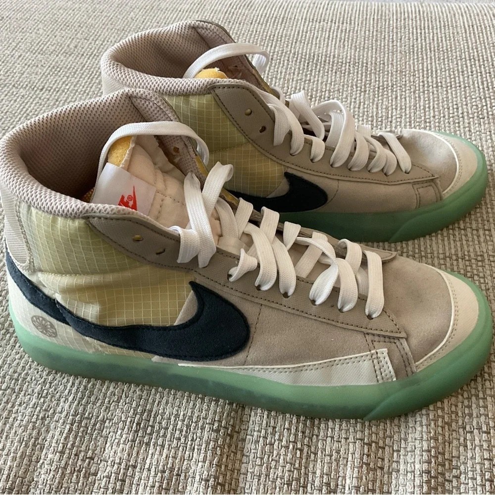 Nike Kids Sneakers in Tan and Green 7Y